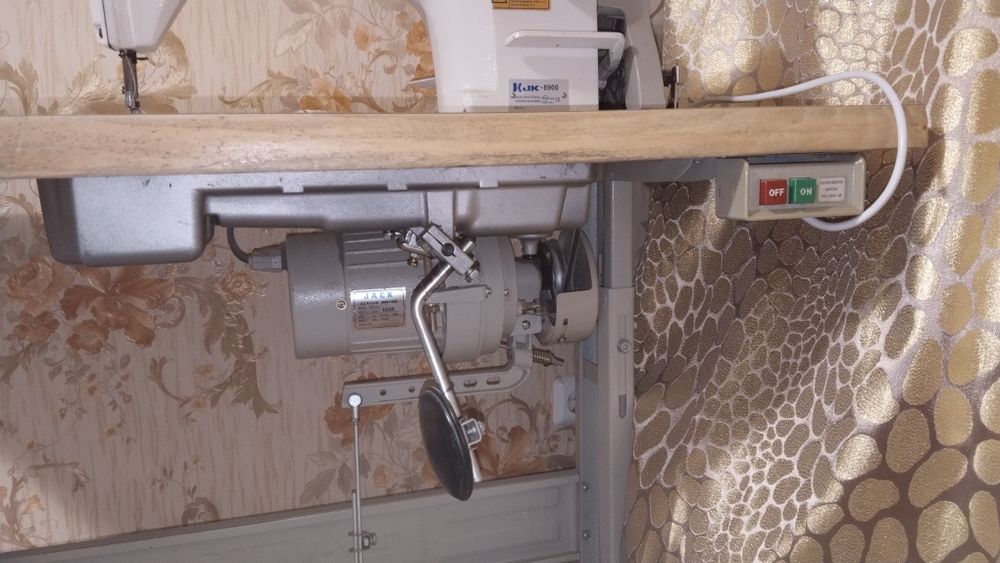 Продам швейную машинку jack со столом и двигателем