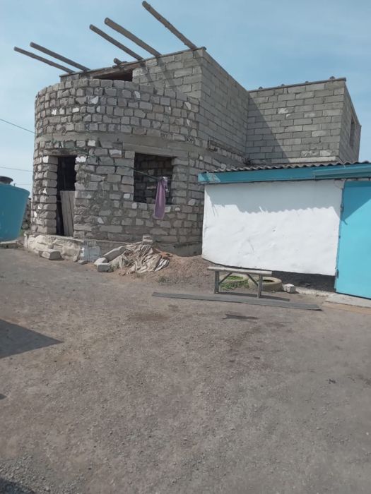 Продам недостроенный дом с времянкой