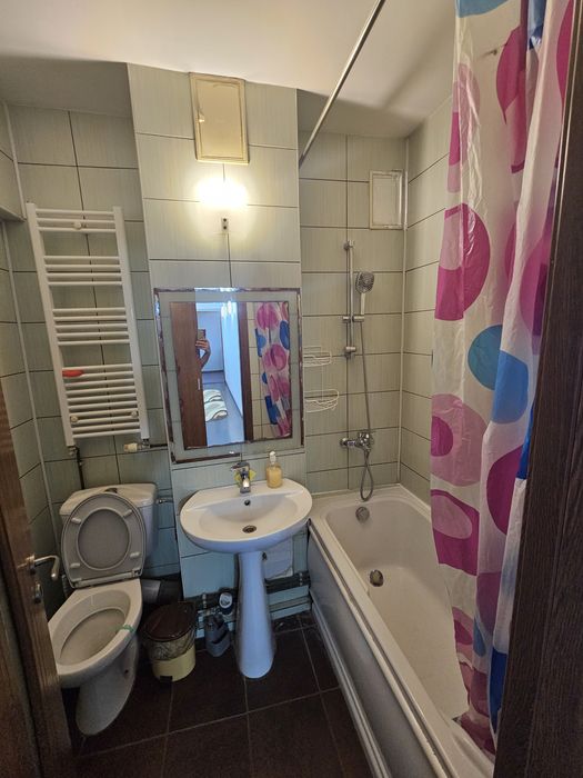 Închiriez apartament rond Alexandru cel Bun, 65 mp, 2 camere, decomandat