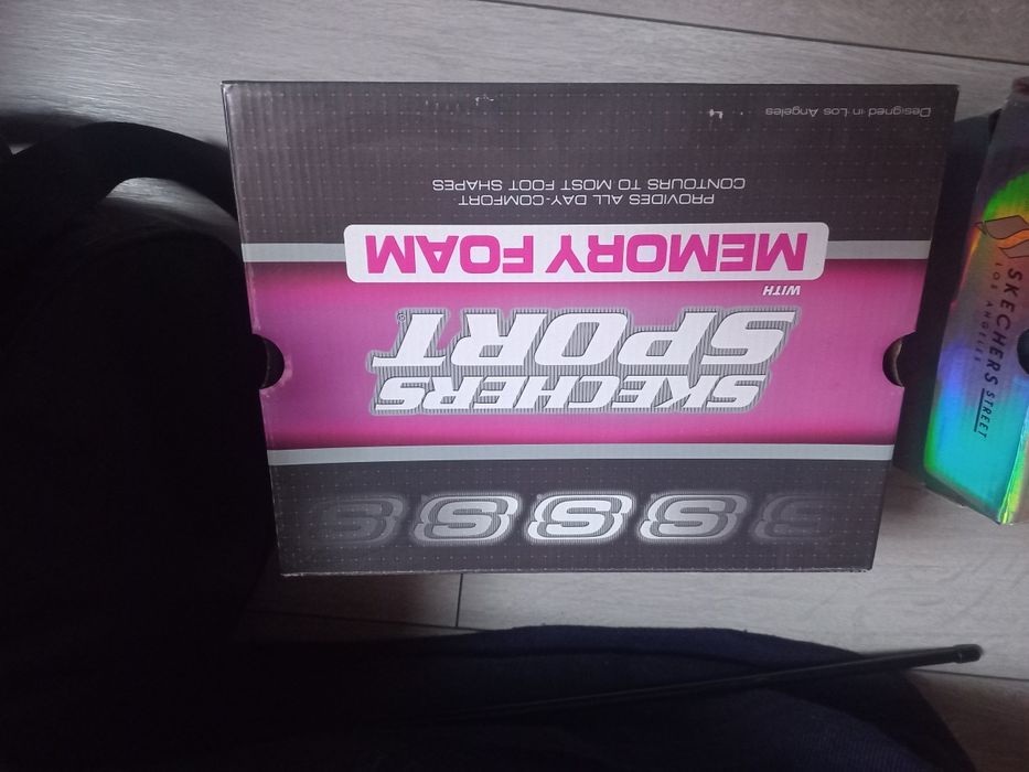 Adidasi skechers