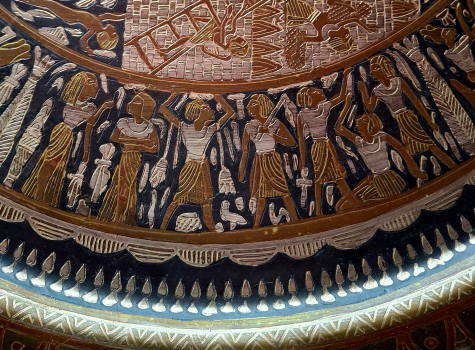 Старинен египетски меден поднос със сребърни и златни орнаменти
