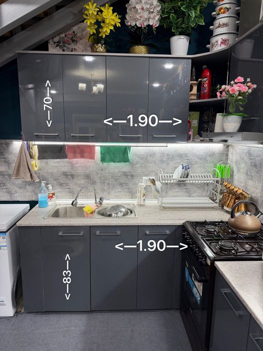 Kuxinniy mebel rangi bleskli mokri svet holati ideal