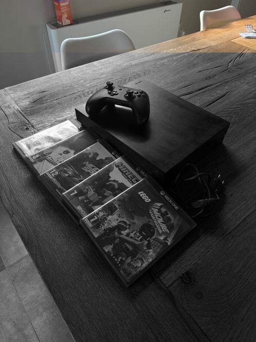 xbox one x  1TB с джойстик и игри