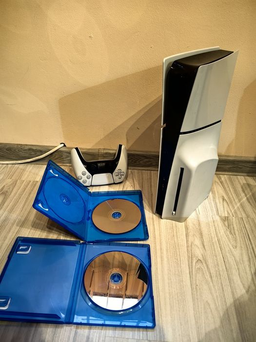Продавам отлично запазен Playstation 5 Slim + подарък игри
