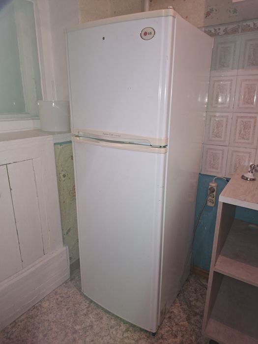 Холодильник LG в рабочем состоянии.