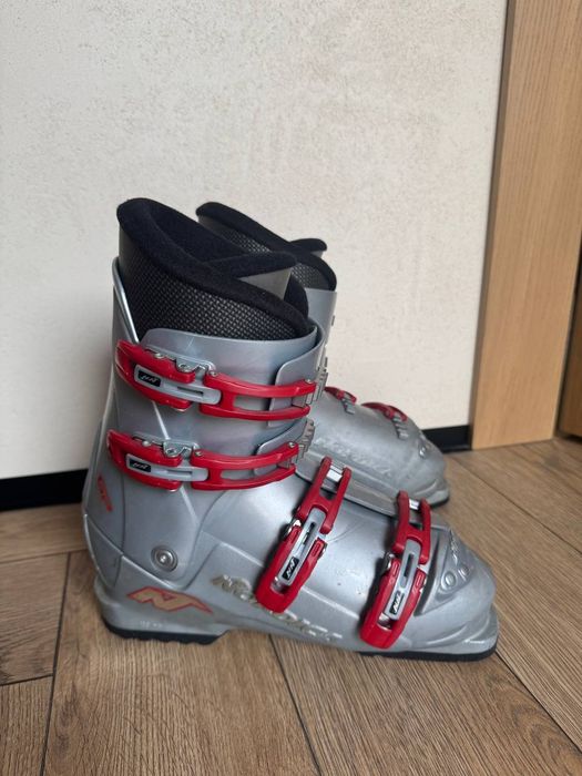 Продам ботинки лыжные