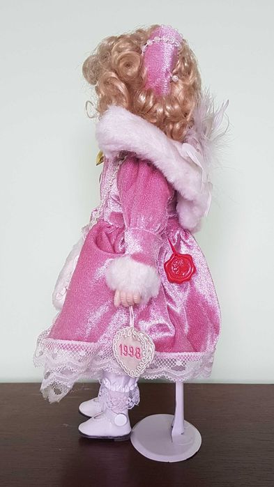 Порцеланова кукла със стойка