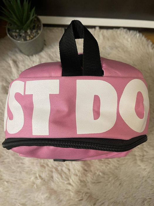 Нова раница Nike