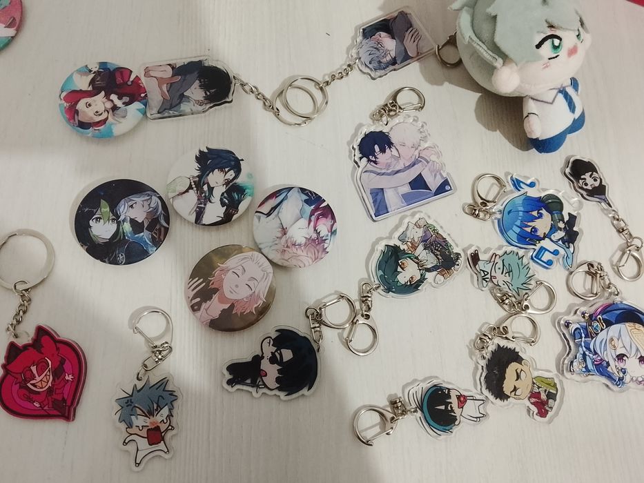 значки брелки и фигурки акриловые