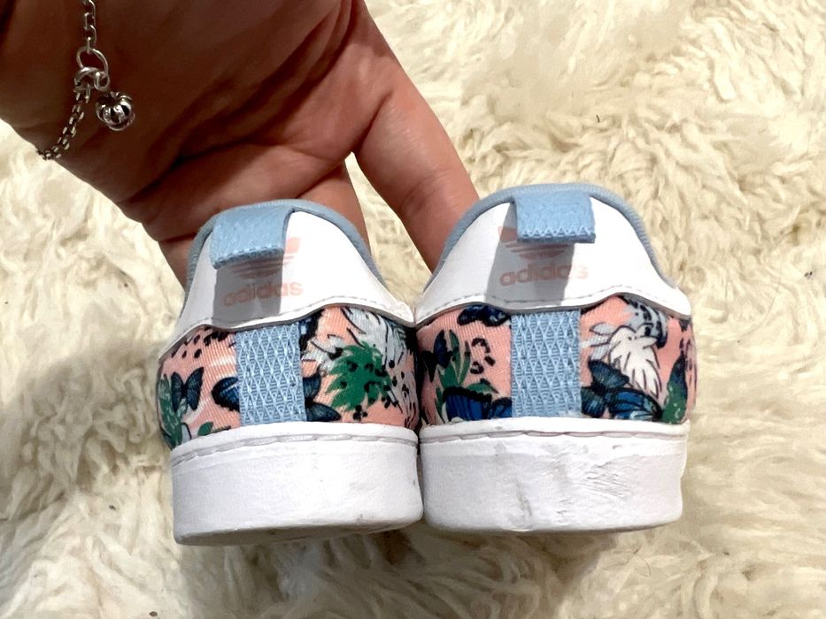 Adidas за момиче. Номер 21, стелки 13,5 см.