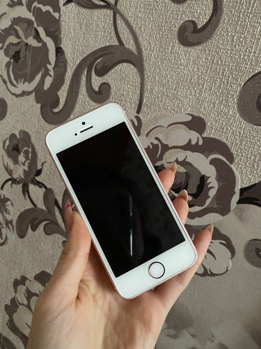 Продаю телефон SE , с коробкой и документами