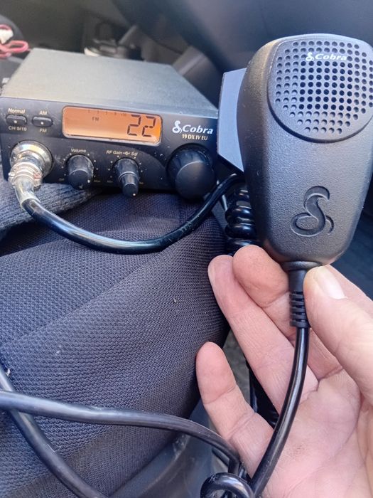 Statie auto emisie-receptie, cu antena