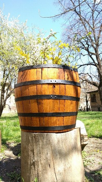 Продавам цветарник от дъбова бъчва.