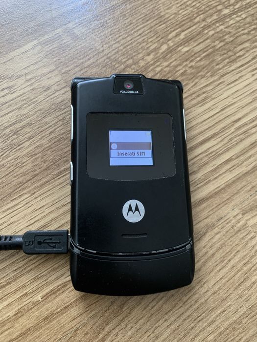 Telefon de colectie Motorola Flip V3i cu clapeta.Nu este functional.