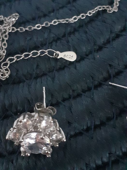 Колие и обеци с камъни