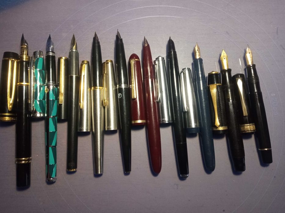 Stilouri ( 10 ) diferite modele. Negreni • OLX.ro
