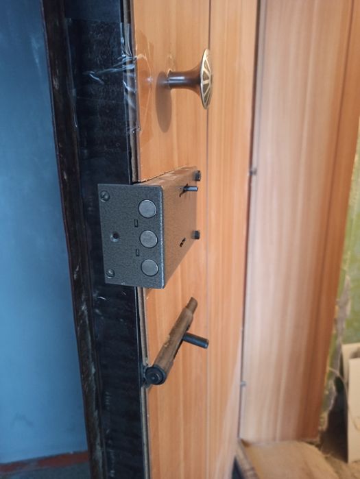 Продам железную дверь б/у