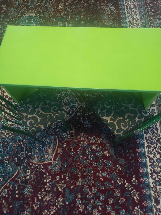 Детский парта с двумя стульями