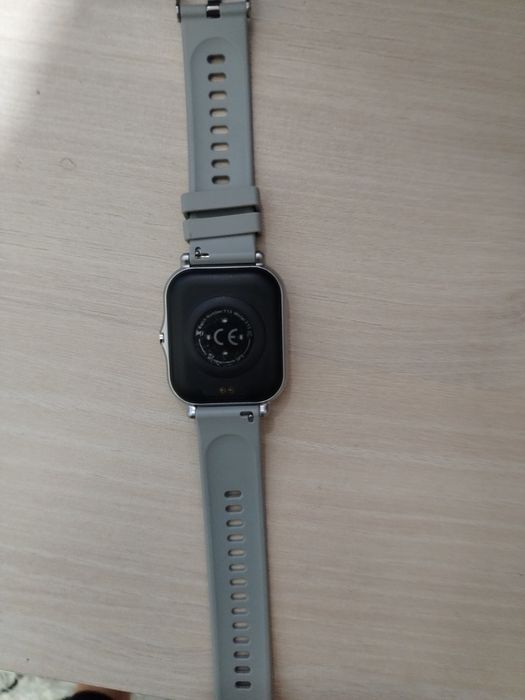 Чисто нов смарт часовник.