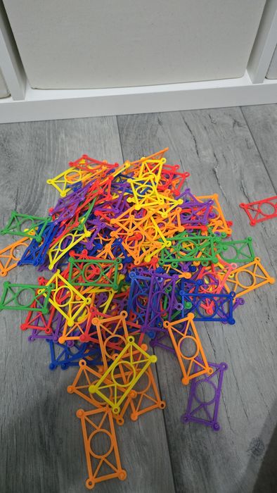 Vand 2 seturi de construit