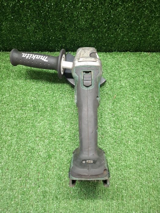 Безчетков шлайф на Makita DGA504