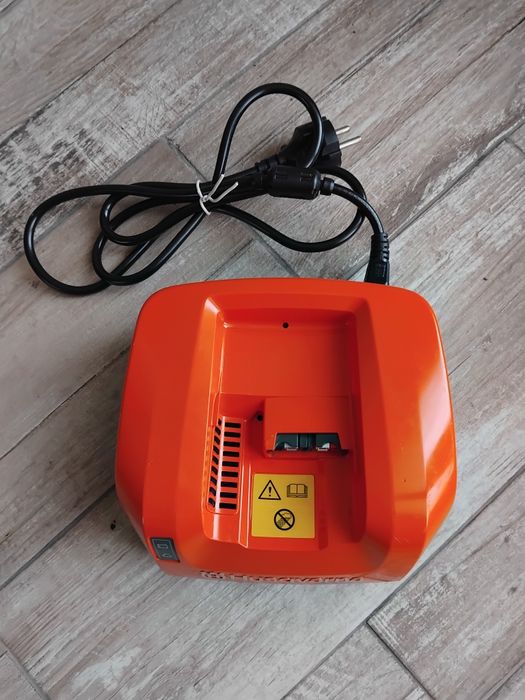 Incarcator Husqvarna QC 330 DEFECT