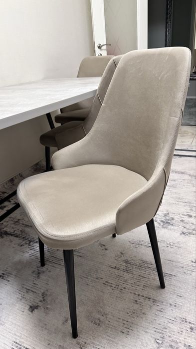 Продам кухонный стол со стульями