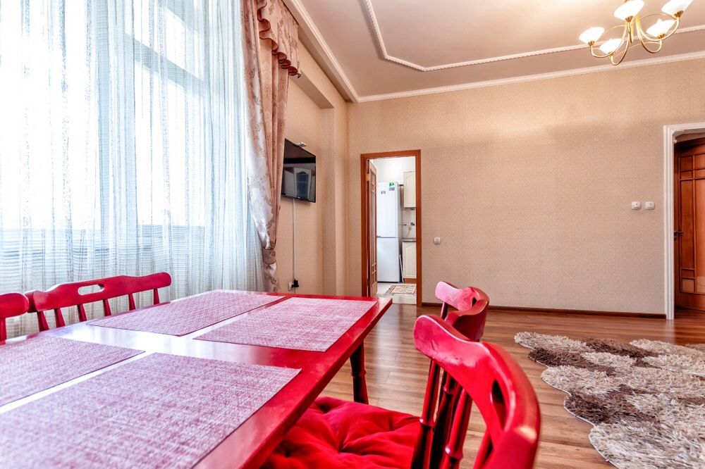 Хорошая, чистая,двухкомнатная квартира.Дом министерств .Байтерек.