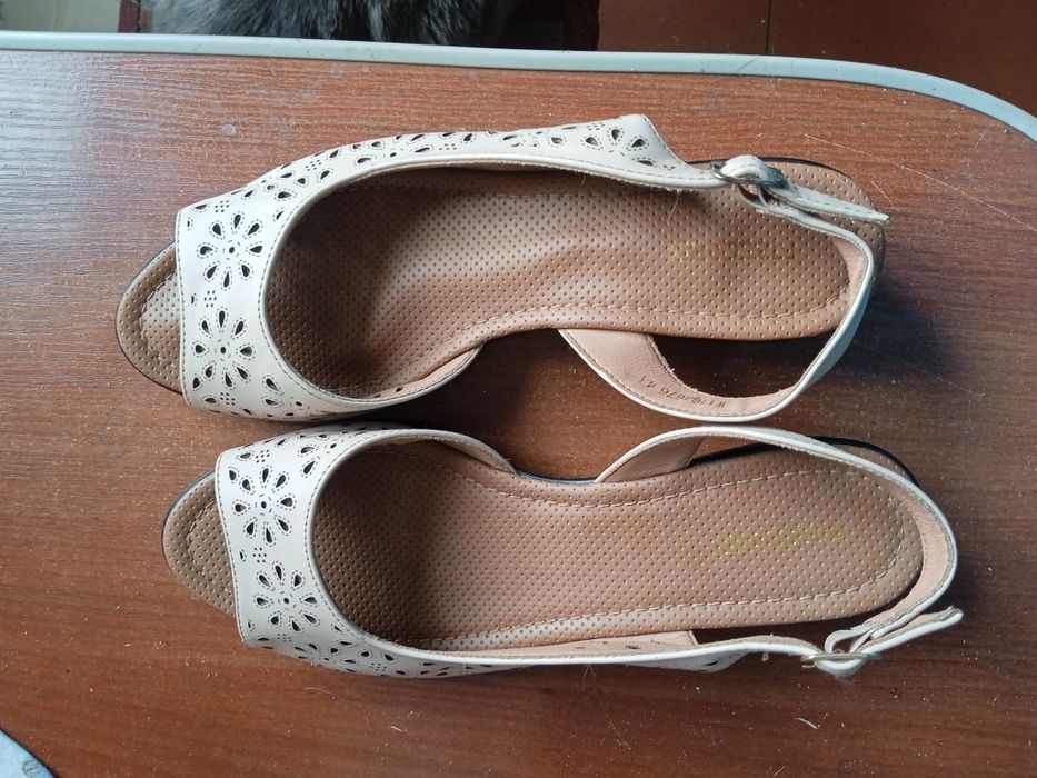 Продам босоножки