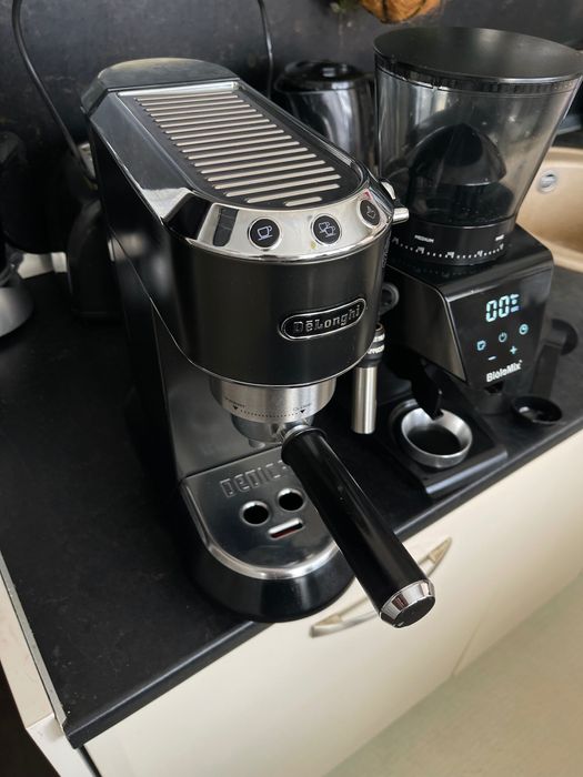 Кафемашина Delonghi Dedica + Конусна кафемелачка