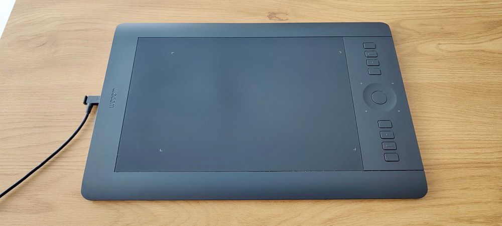 Tabletă grafică Wacom Intuos Pro M (PTH-651) în stare excelentă