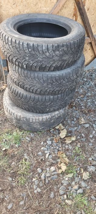 Продам 4 шины 215 65 р16