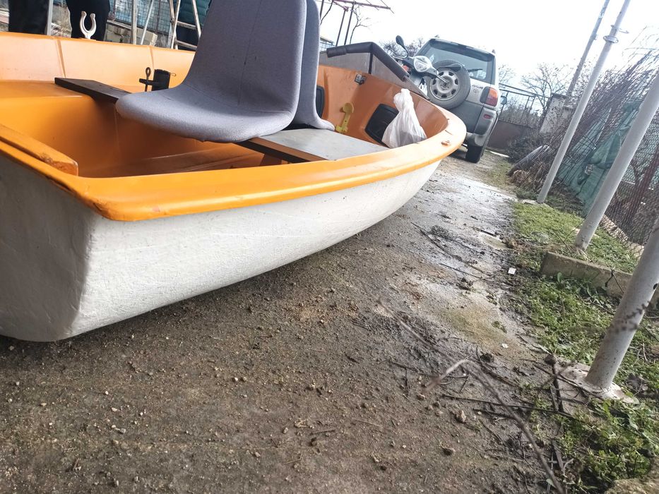 Продавам лодка от стъклопласт