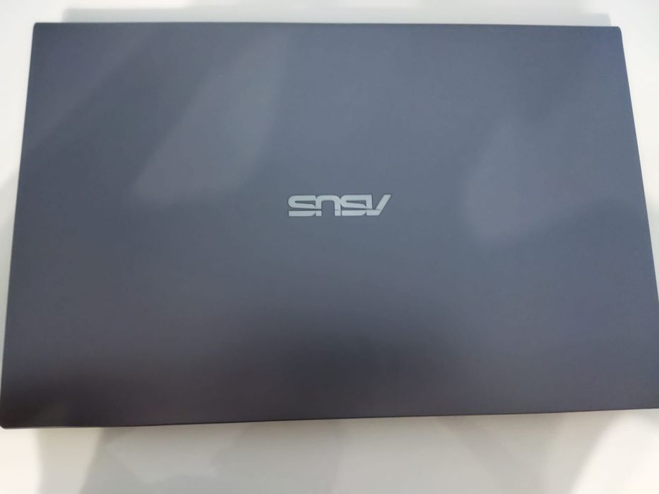 Ноутбук ASUS вместе с мышкой