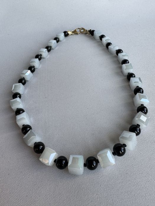 Colier lucrat manual din calcedonie, onix si argint