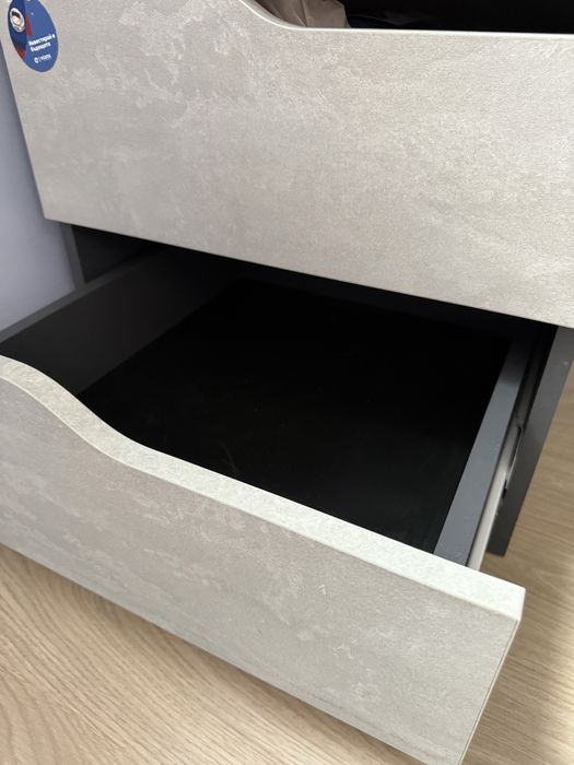 Бюро с чекмеджета и плот за клавиатура