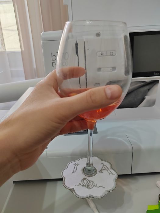 Mărturii brodate pentru pahare de vin