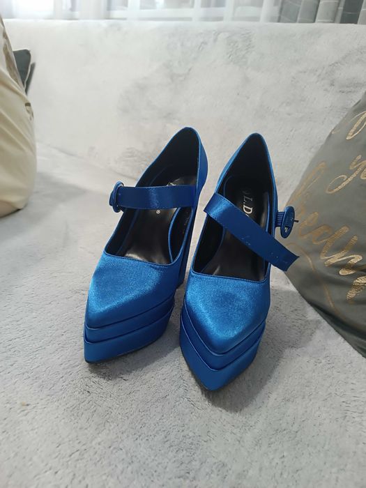 Сини обувки на дебел ток