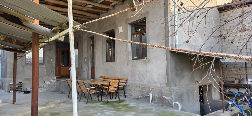 Sergili kia salon orqasida hovli sotiladi
