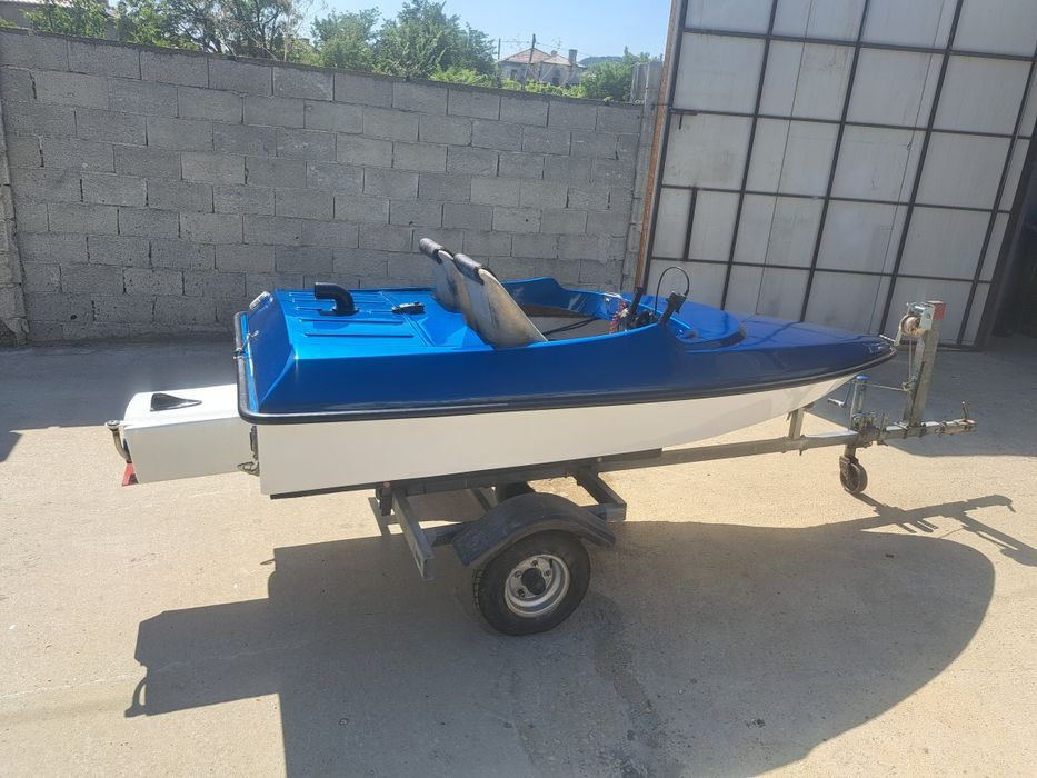 Лодка с двигател от джет