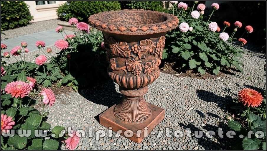 Vază ornament cu picior, terracotta patinat, model V1.