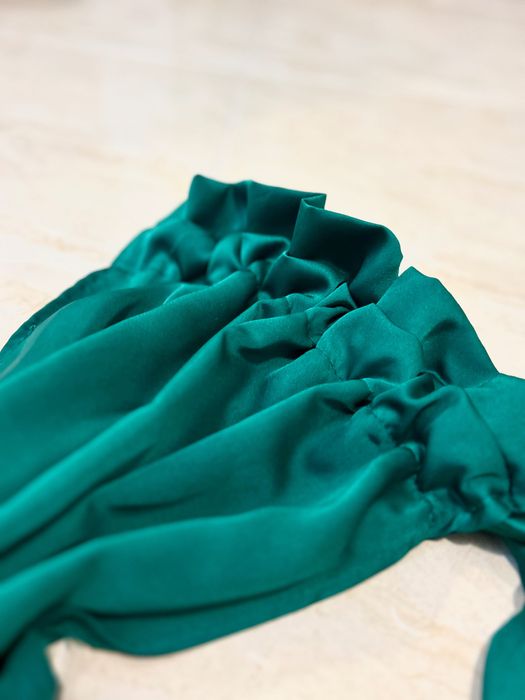 Къса зелена сатенена рокля