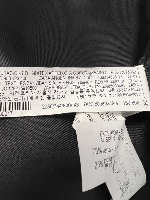 Vand  pardesiu Zara, nou, scurt, negru, cu tinte, XS