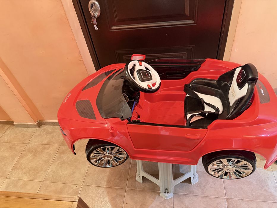 Акумулаторна детска количка audi