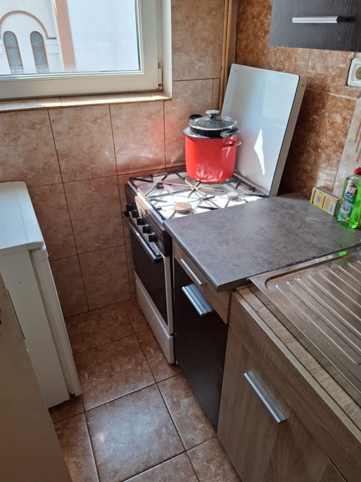 Garsonieră 36 mp, mobilată și utilată complet, etaj 3, zonă foarte bună, aer condiționat și boiler.