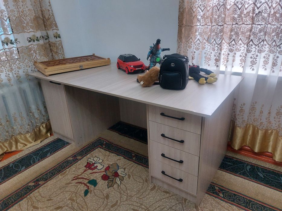 Стол письменный с полками