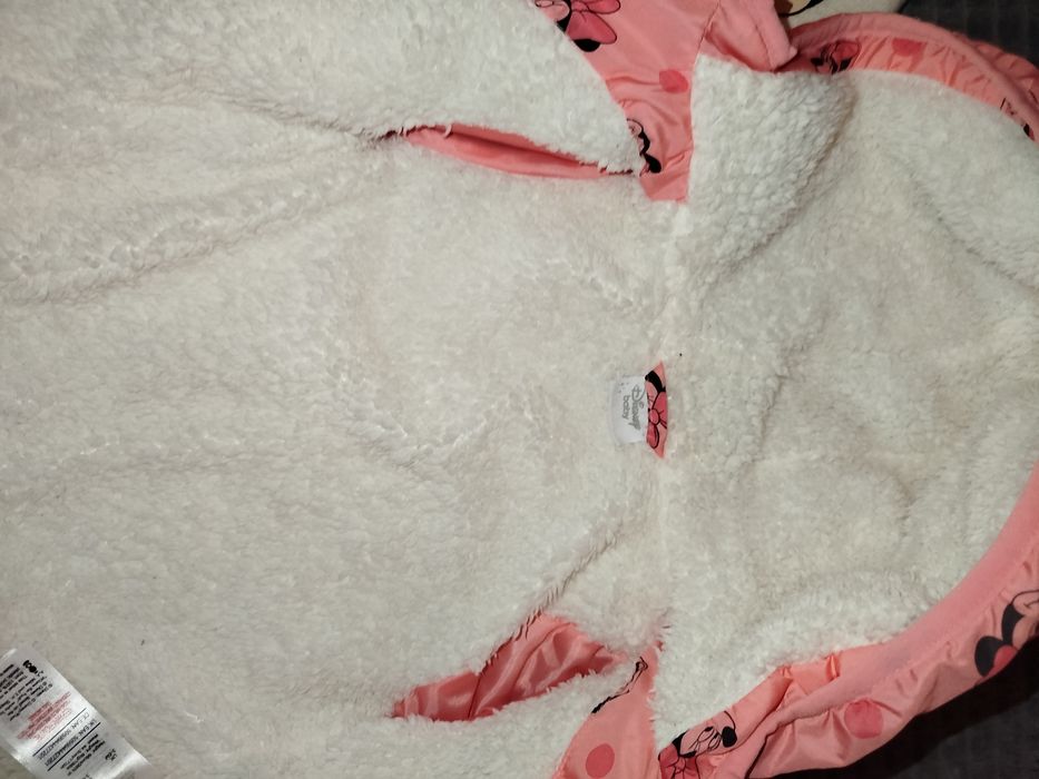 Бебешко топло яке 3-6м, към него има шапка, шал и ръкавици.