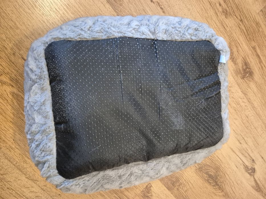 Pat culcus pisici catei