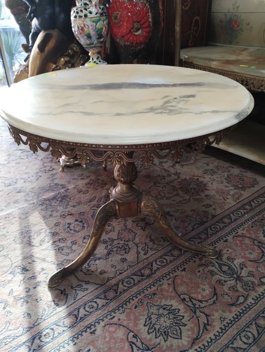 Кръгла холна маса- мрамор и бронз.
