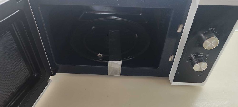 Продавам Микровълнова фурна Samsung MS23F301EAW 23л 800 W